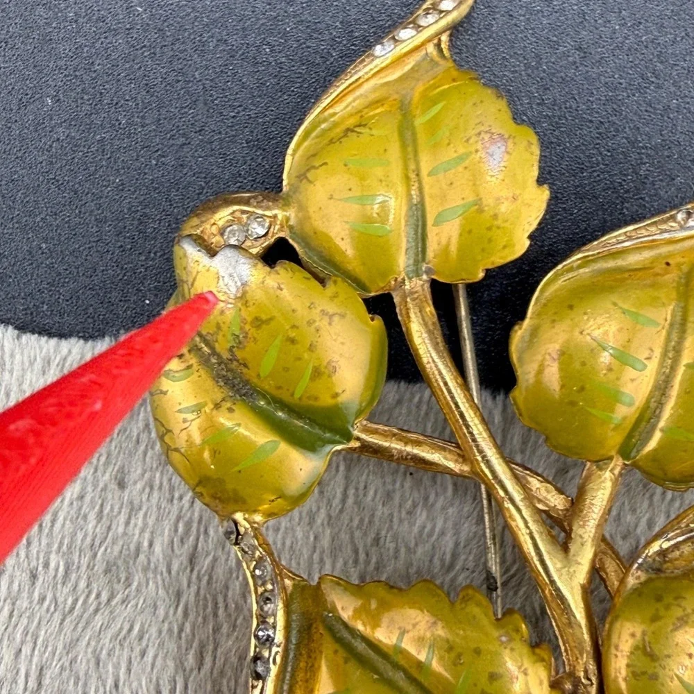 Vintage Unsigned Derosa Brooch‎ Gold Tone Enamel Leaf Nature Vine